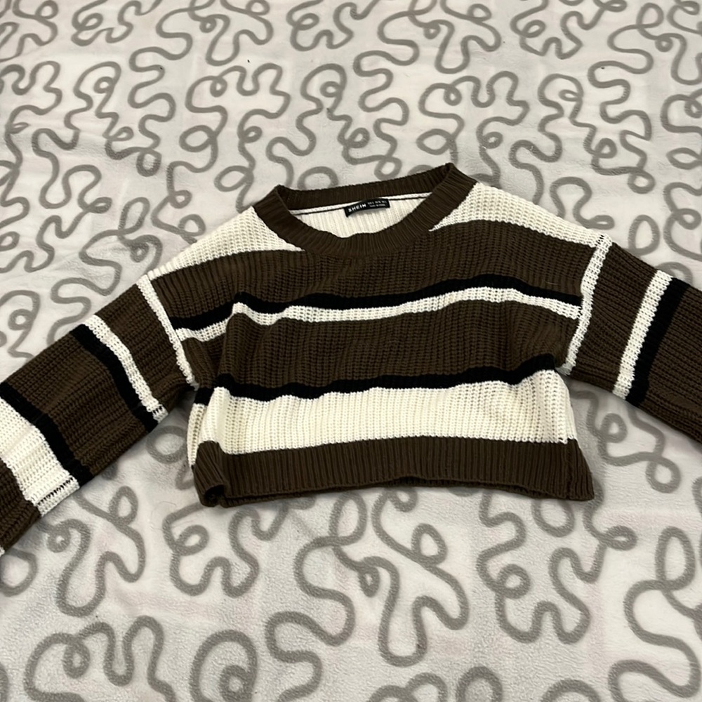 I’m selling this cropped sweater